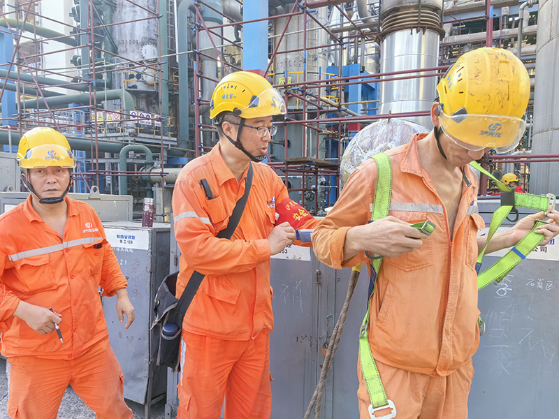 弘旭公司開展瀘天化硝區(qū)大修現(xiàn)場(chǎng)安全帽、安全帶、安全網(wǎng) 使用情況檢查(圖1)