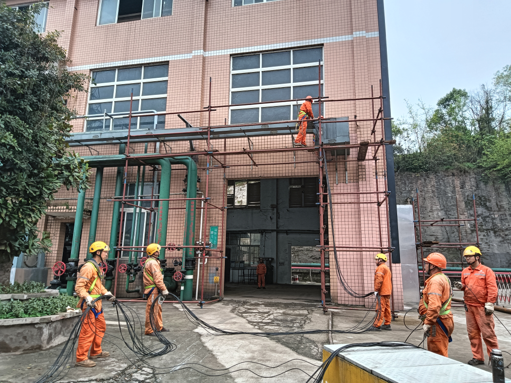 硝區(qū)大修進行時，弘旭隊伍亮旗幟(圖1)