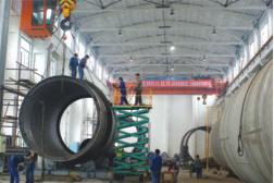 國內(nèi)第二臺(tái)大型稀硝酸吸收塔制作現(xiàn)場(chǎng)(圖1)